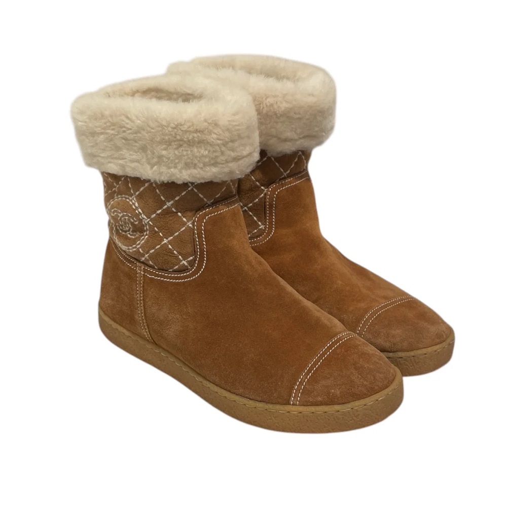 CHANEL Brown Winter Boots with Cream Fur